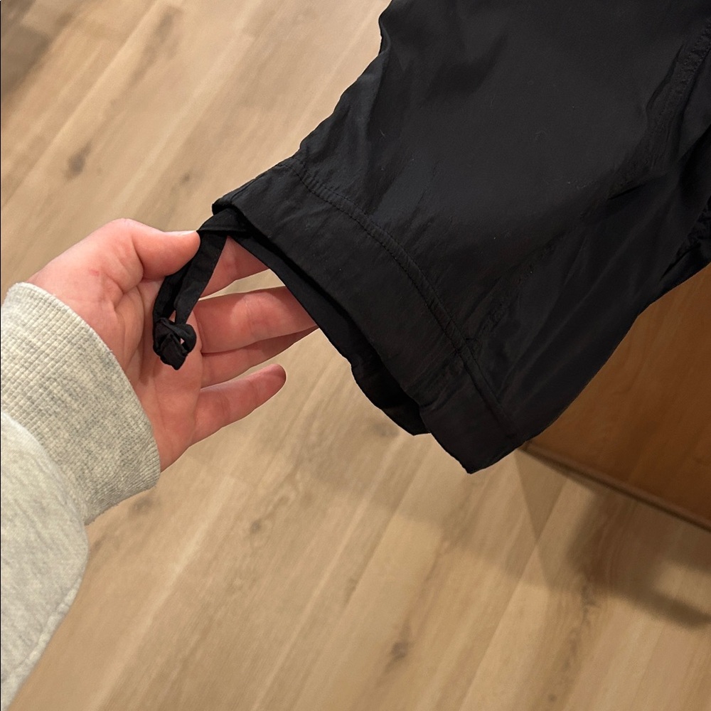 Lululemon Lightweight Adjustable Mid-Rise Cargo Pant - Picture 5 of 8